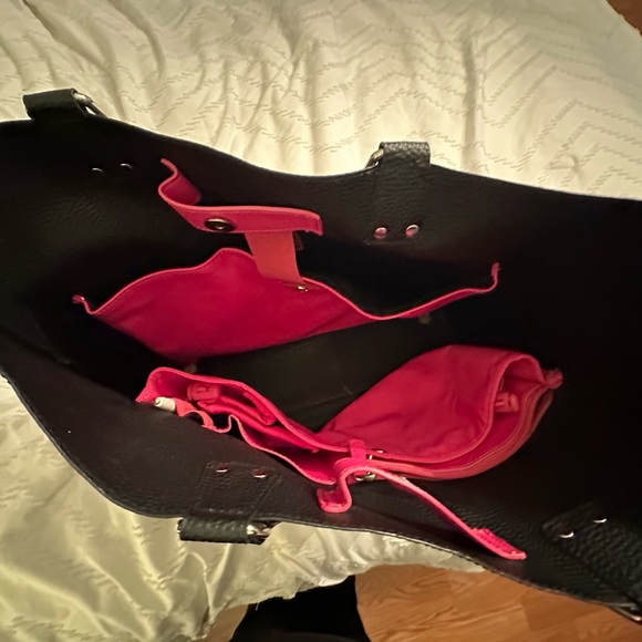 Mid-size black shoulder bag/carry on bag. - Picture 6 of 7